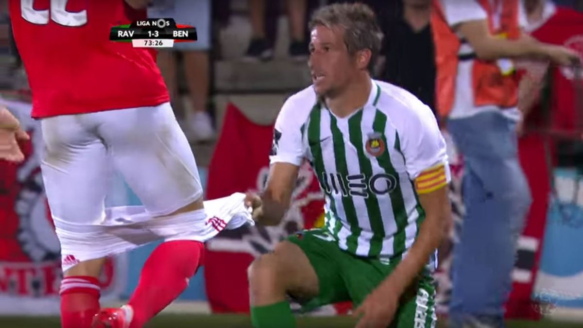 Coentrão le baja los pantalones al rival en pleno partido al no querer ayudarle a levantarse Coentrão le baja los pantalones al rival en pleno partido al no querer ayudarle a levantarse