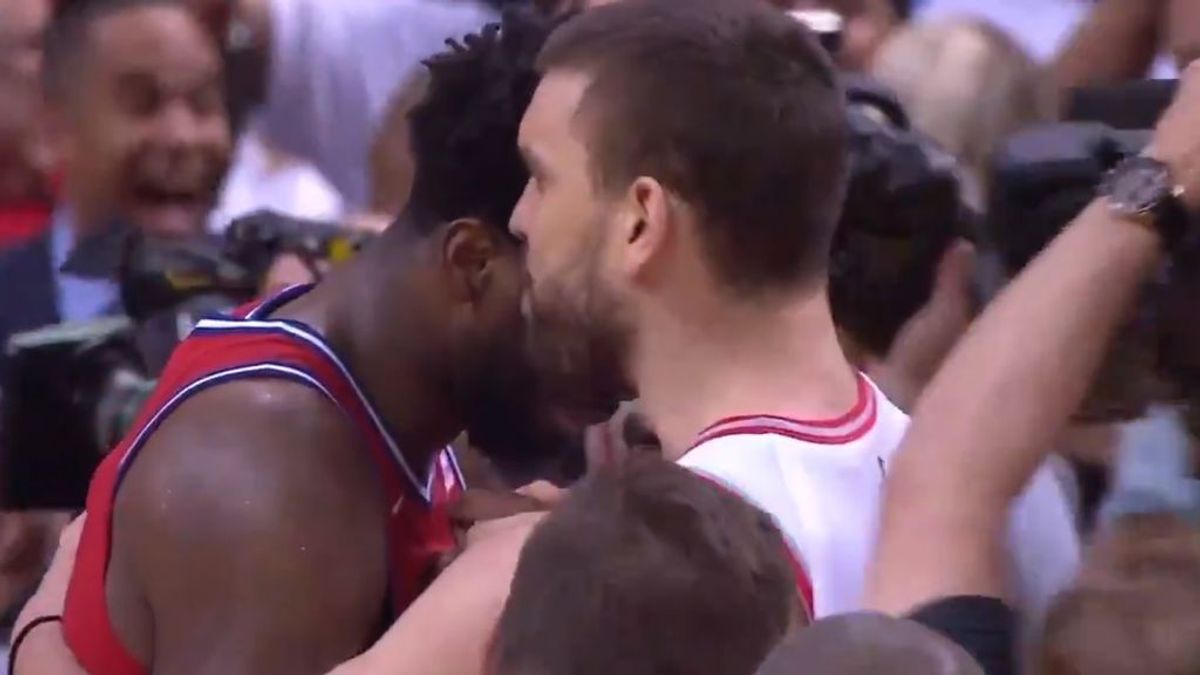 El detallazo de Marc Gasol ante Joel Embiid por perder en el último segundo y perderse la final de la Conferencia Este El detallazo de Marc Gasol ante Joel Embiid por perder en el último segundo y perderse la final de la Conferencia Este