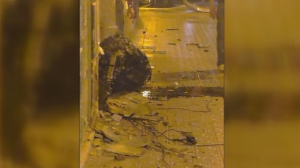 La violencia del accidente de Valencia fue tal que el motor del coche salió disparado La violencia del accidente de Valencia fue tal que el motor del coche salió disparado