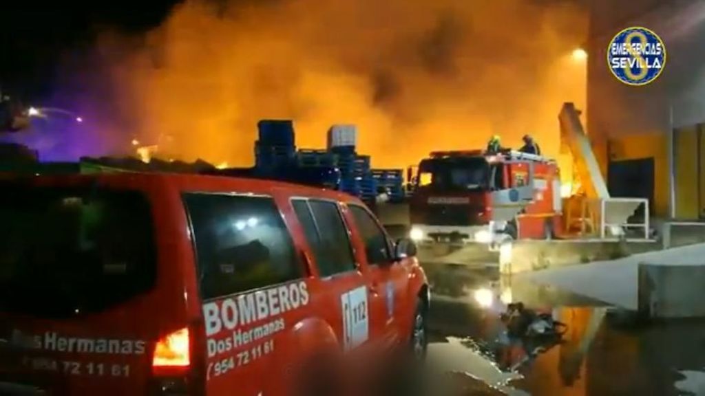 Un aparatoso incendio en una planta de reciclaje en Dos Hermanas pone en jaque a los bomberos