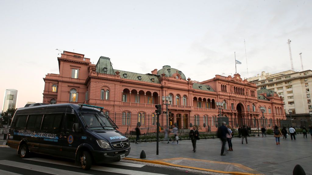 Amenazas de bomba y revólveres contra el presidente argentino