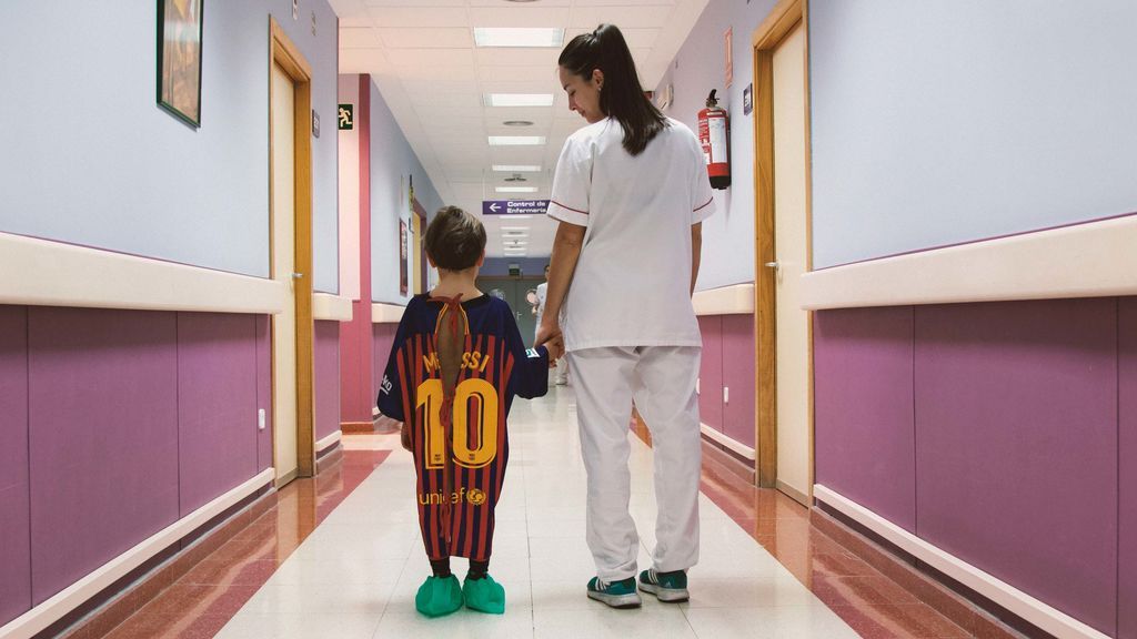 Las batas más fuertes: las iniciativa que convierte las camisetas de los jugadores, en batas de hospital para niños