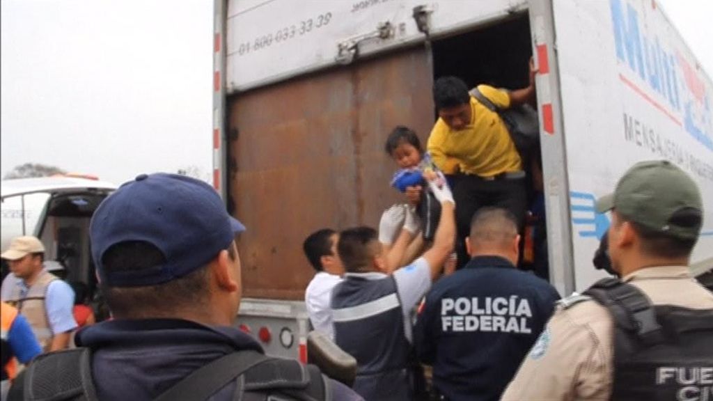 Abandona en su camión a 142 inmigrantes al verse acorralado por la policía