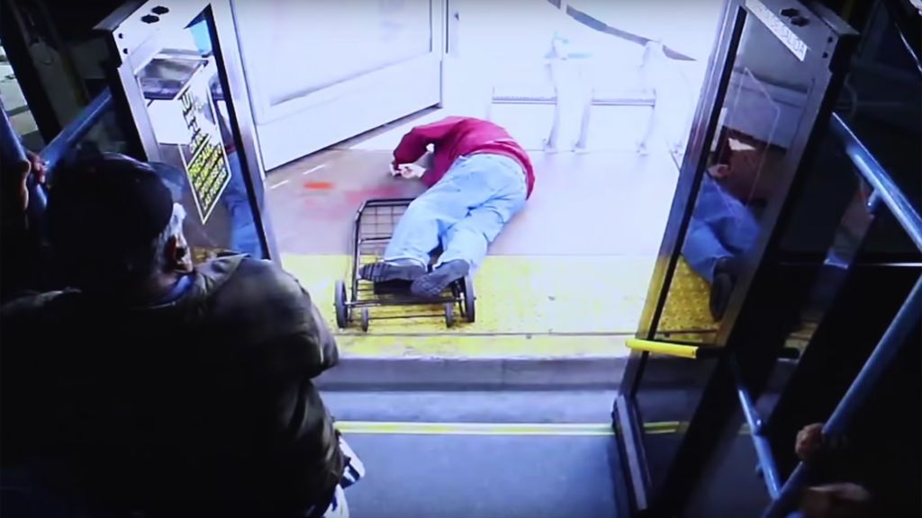 Un anciano muere tras ser empujado intencionadamente por una joven al salir del autobús