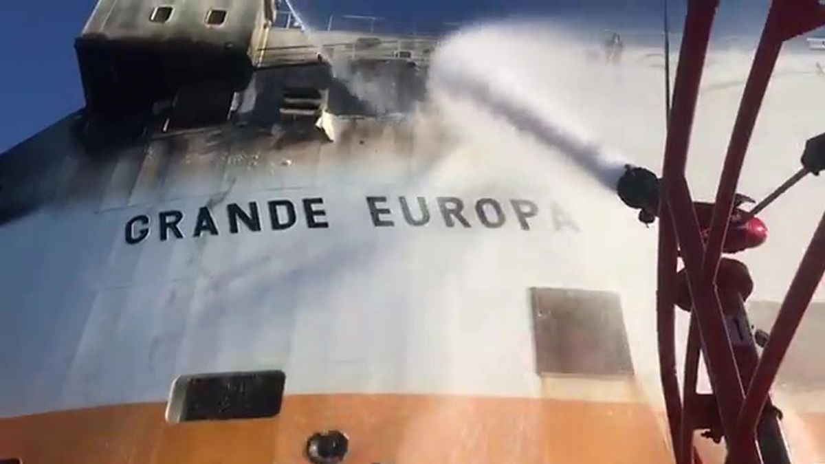 El incendio del buque 'Grande Europa' está "prácticamente extinguido