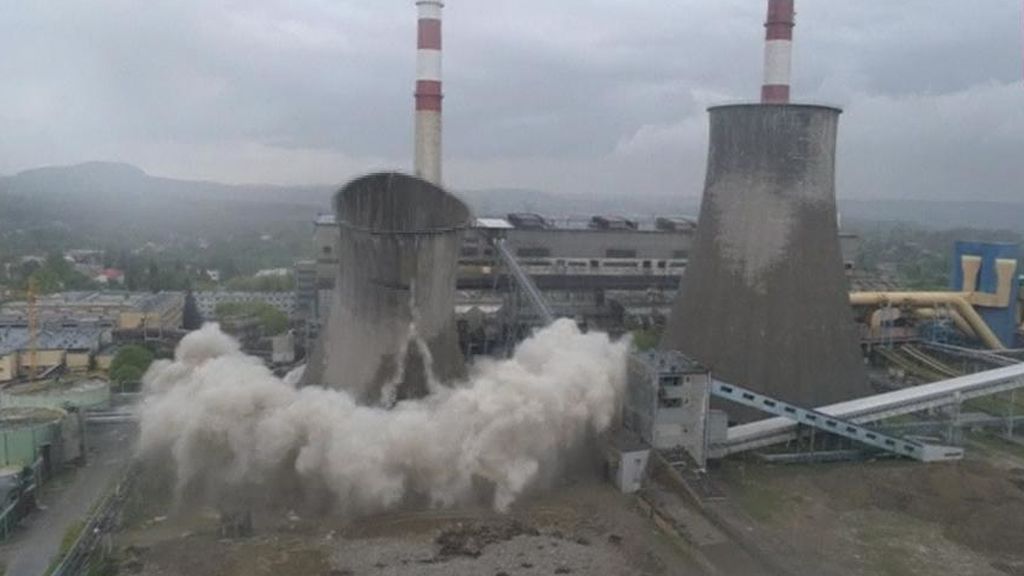 Espectacular demolición de cuatro torres de una planta de energía en Polonia