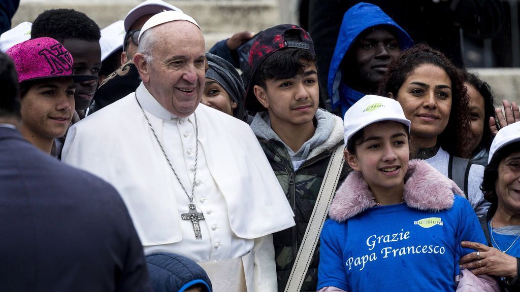 El Papa Francisco monta en el papamóvil a ocho niños refugiados