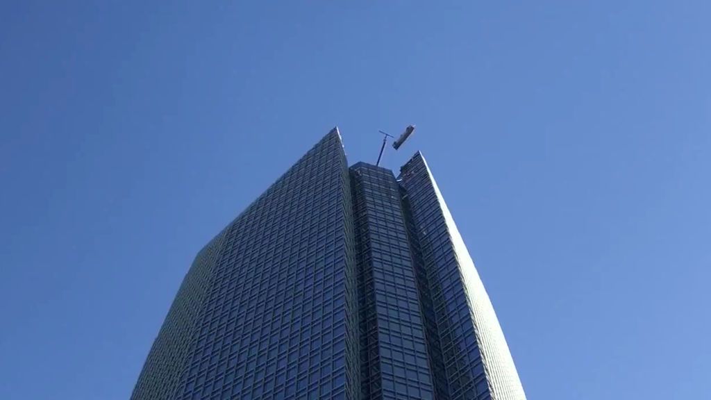 Escalofriante rescate de dos limpiadores que limpiaban la fachada de un rascacielos