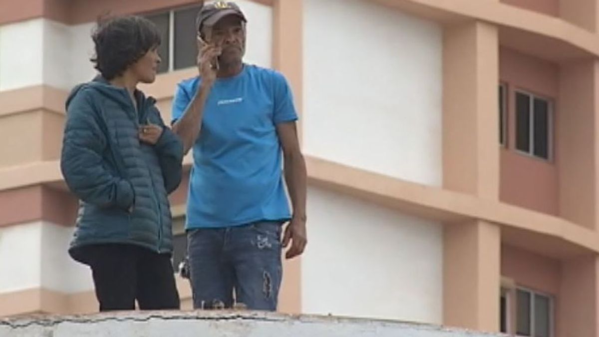Servicios sociales ya ha retirado la custodia de siete hijos a la pareja atrincherada en un edificio en Las Palmas