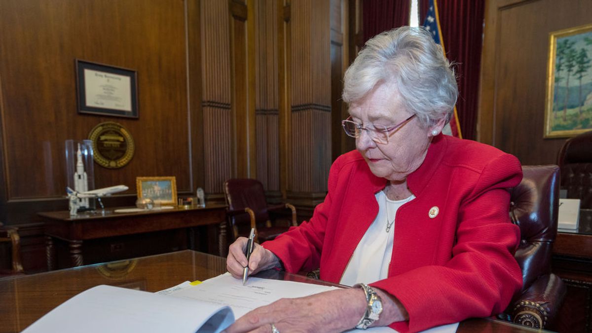 Una mujer firma la ley más restrictiva del aborto en Alabama