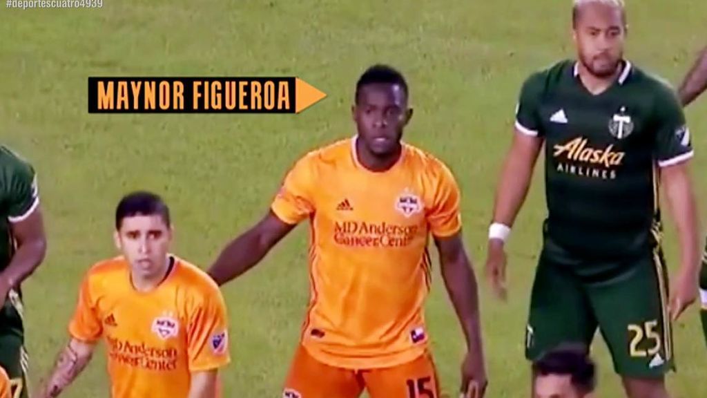 Le comunican el fallecimiento de su padre al término del partido