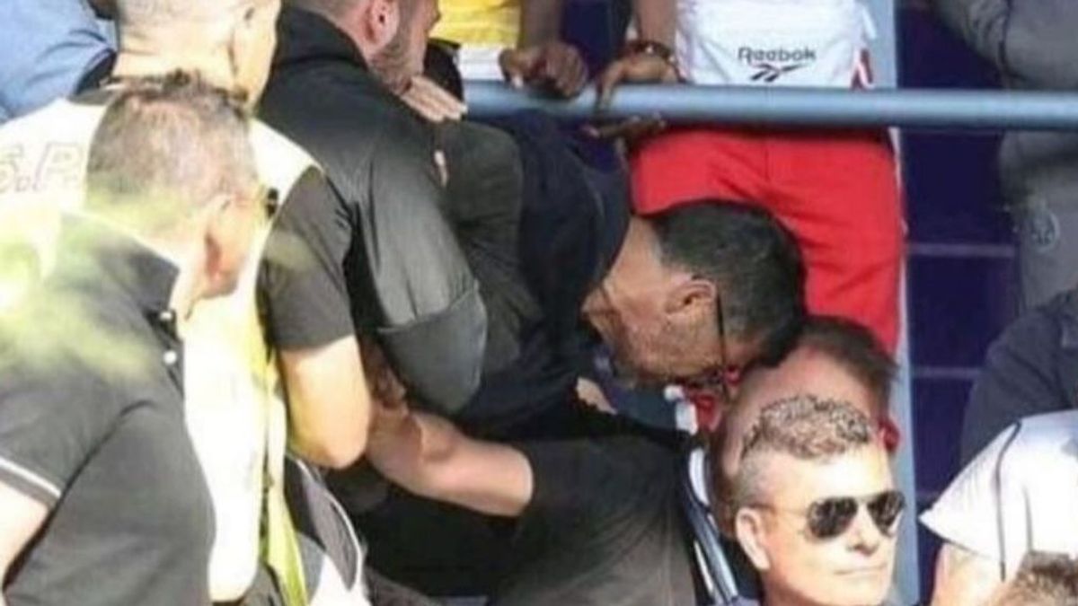 Sergio Conceiçao, a golpes con un aficionado del Oporto para defender a su hijo Sergio Conceiçao, a golpes con un aficionado del Oporto para defender a su hijo