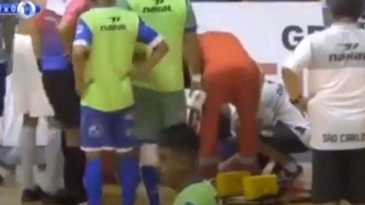 Un árbitro de fútbol sala muere de un infarto en pleno partido Un árbitro de fútbol sala muere de un infarto en pleno partido