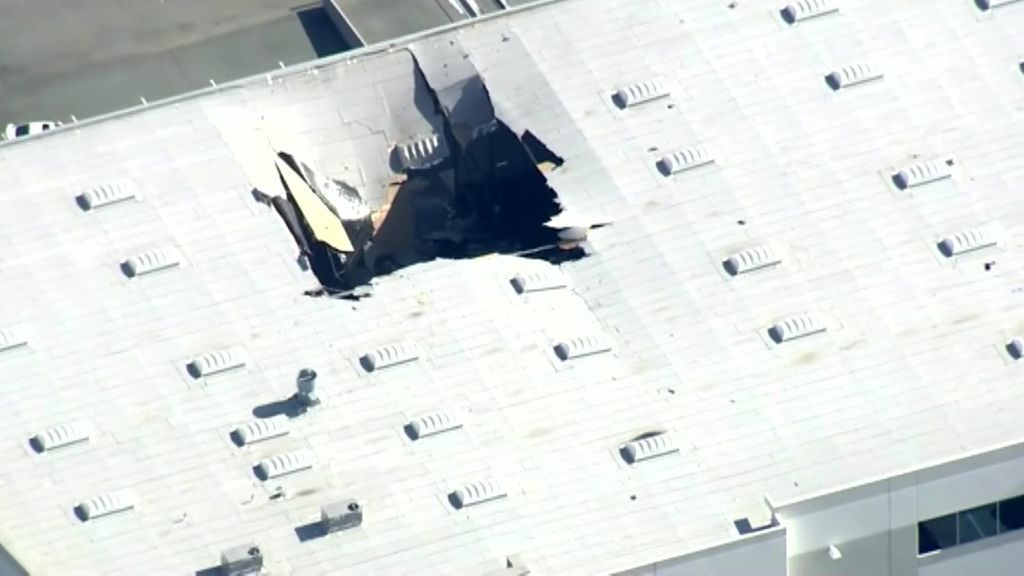 Un avión de combate se estrella contra un edificio en California