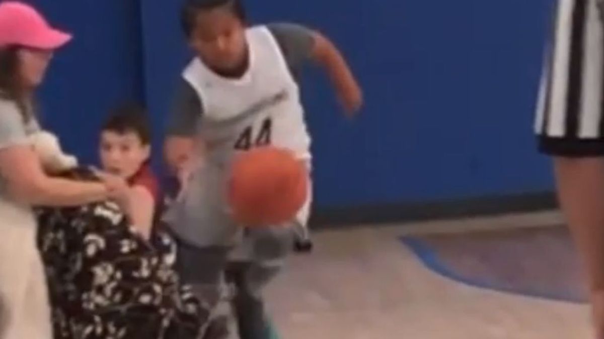 Lamentable reacción de una madre, que zancadillea a un niño para evitar un contraataque en baloncesto Lamentable reacción de una madre, que zancadillea a un niño para evitar un contraataque en baloncesto