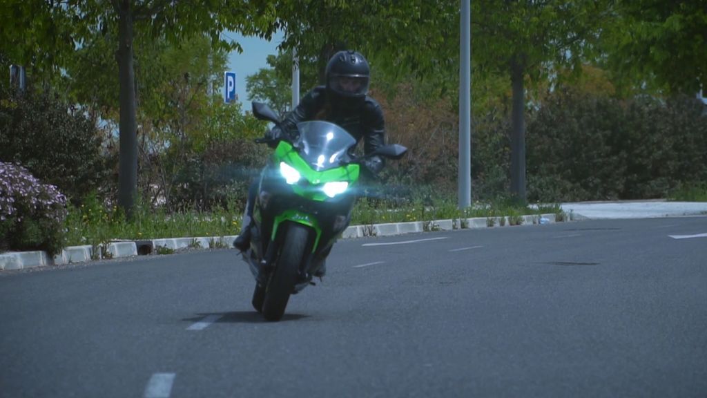 Probamos la Ninja 400, la moto con la que ganó el Mundial Ana Carrasco