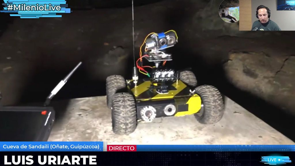 Iker y Carmen presentan al nuevo fichaje: 'Milenio 1' resulta el primer robot milenario