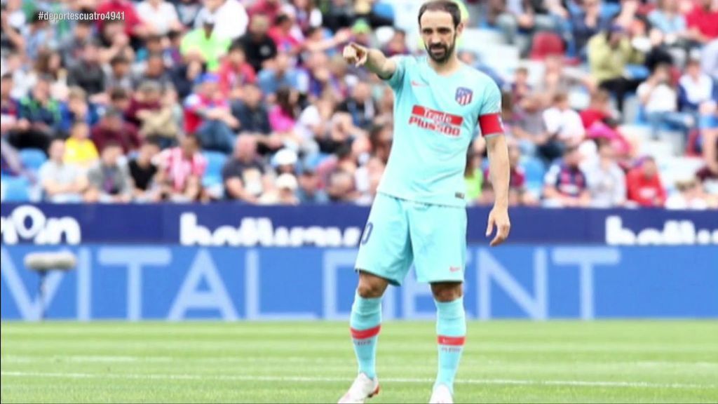 El gesto de Godín con Juanfran dejándole el brazalete de capitán en su último partido con el Atlético
