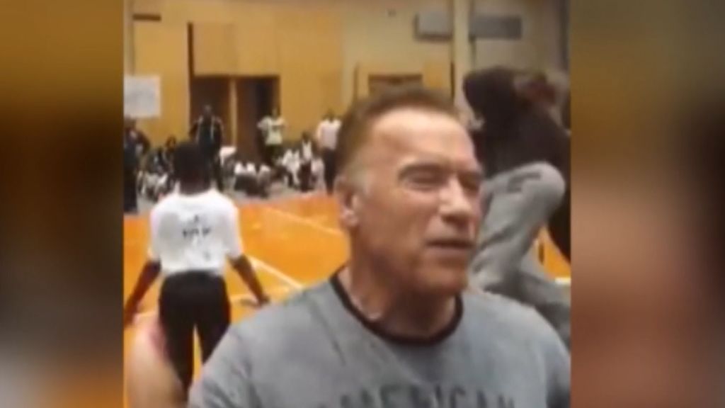 Arnold Schwarzenegger recibe una brutal patada en su espalda