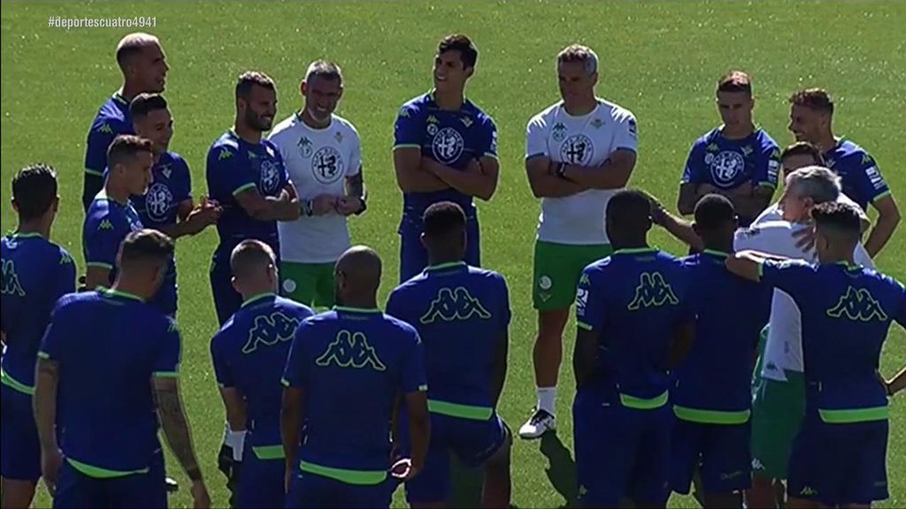 Joaquín bromea con Guardado en el entrenamiento del Betis: “Te voy a meter una multa que vas a flipar”