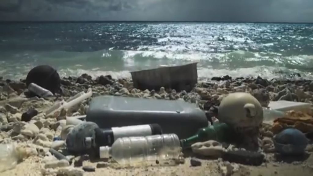 Playas paradisíacas se convierten en vertederos recogiendo miles de residuos