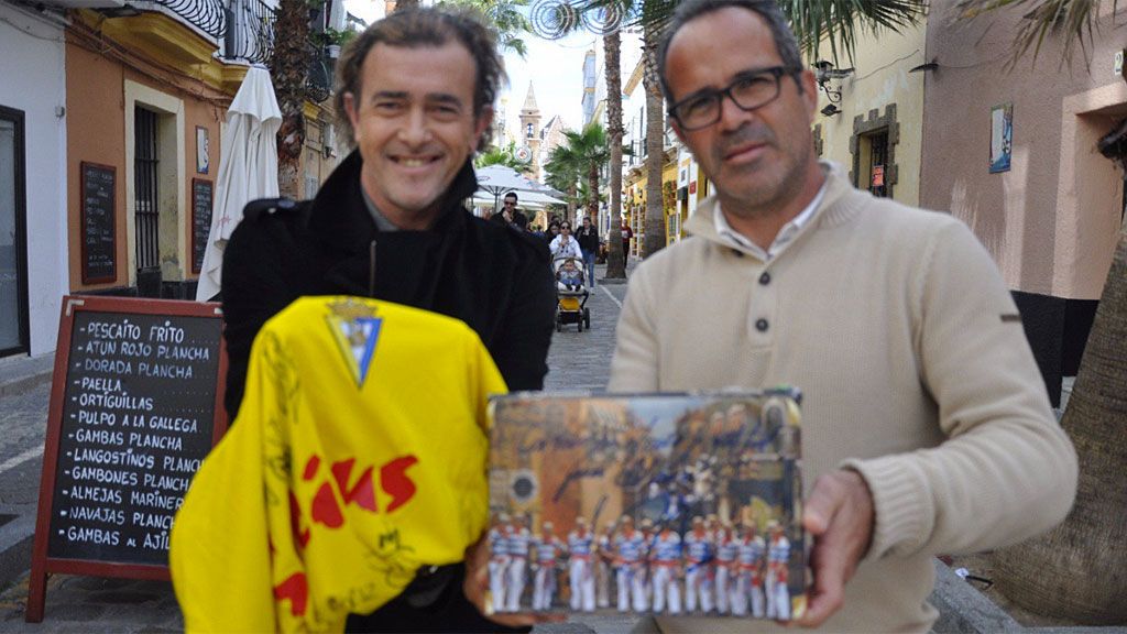 El Cádiz rinde homenaje a Juan Carlos Aragón, mito de los Carnavales fallecido tras una grave enfermedad El Cádiz rinde homenaje a Juan Carlos Aragón, mito de los Carnavales fallecido tras una grave enfermedad