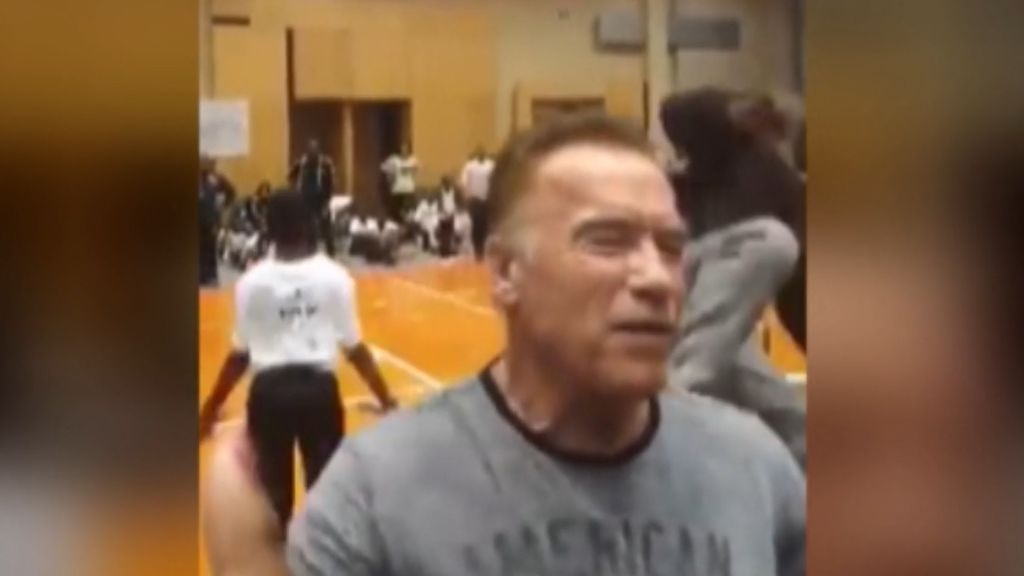 Un espontáneo propina una brutal patada en la espalda a Arnold Schwarzenegger