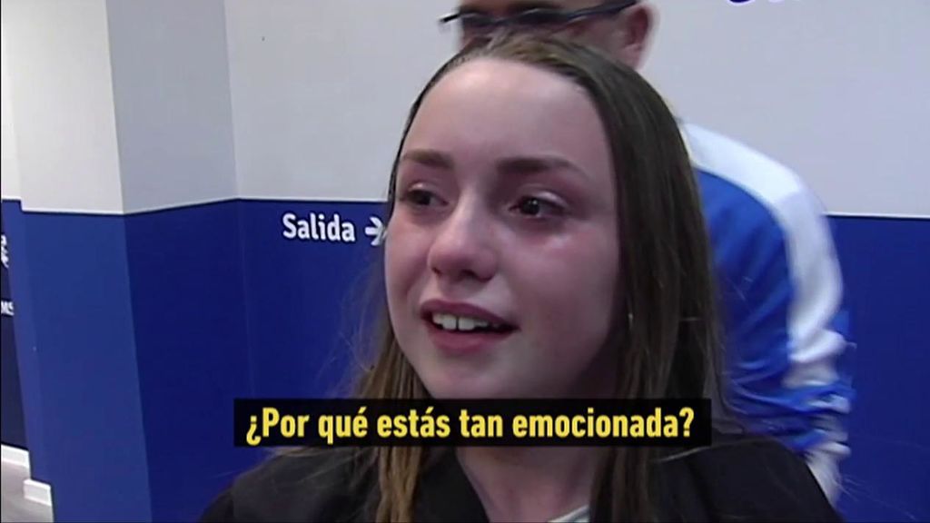 Una aficionada del Atleti, incapaz de contener las lágrimas tras la foto y el abrazo con Griezmann