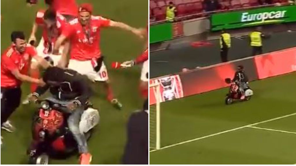 Eliseu, ex del Málaga, celebra la liga con el Benfica haciendo trompos con una moto en el terreno de juego Eliseu, ex del Málaga, celebra la liga con el Benfica haciendo trompos con una moto en el terreno de juego