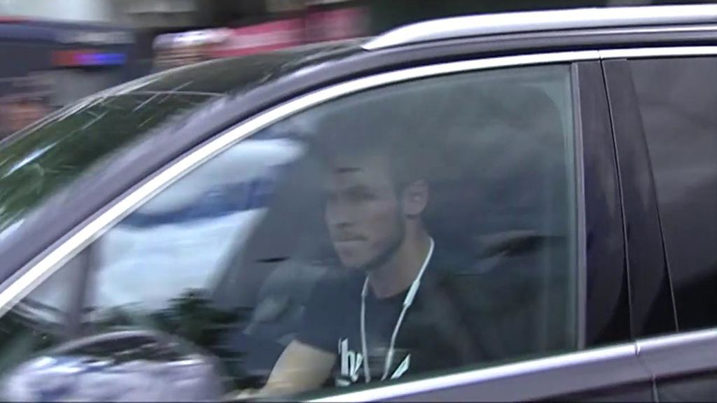 La fría despedida de Bale a los pocos aficionados que le esperaban a la salida del Bernabéu