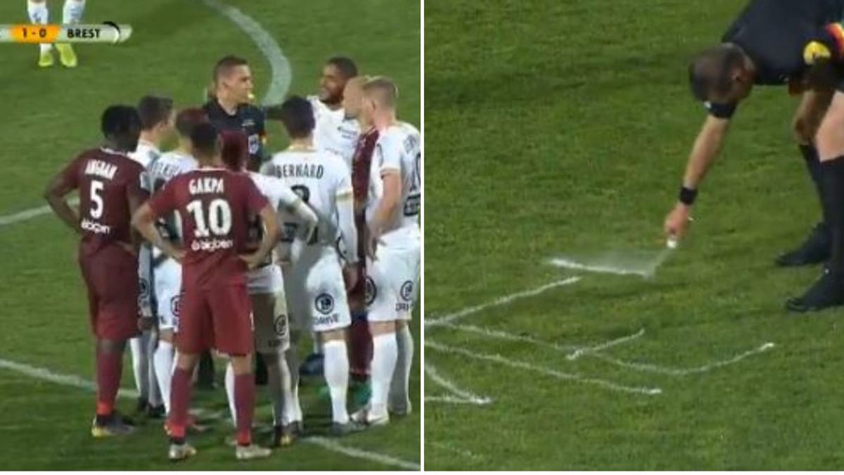Un árbitro da las gracias escribiendo con el spray de las faltas en el campo en el día de su retirada Un árbitro da las gracias escribiendo con el spray de las faltas en el campo en el día de su retirada