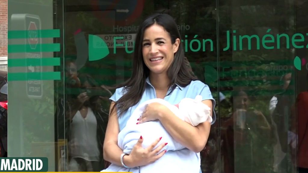 Begoña Villacís sale del hospital con su pequeña Inés: “Ha salido todo bien”