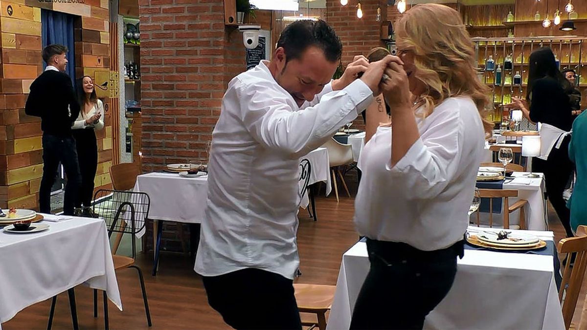 Joaquín y Carmen bailan en 'First dates'