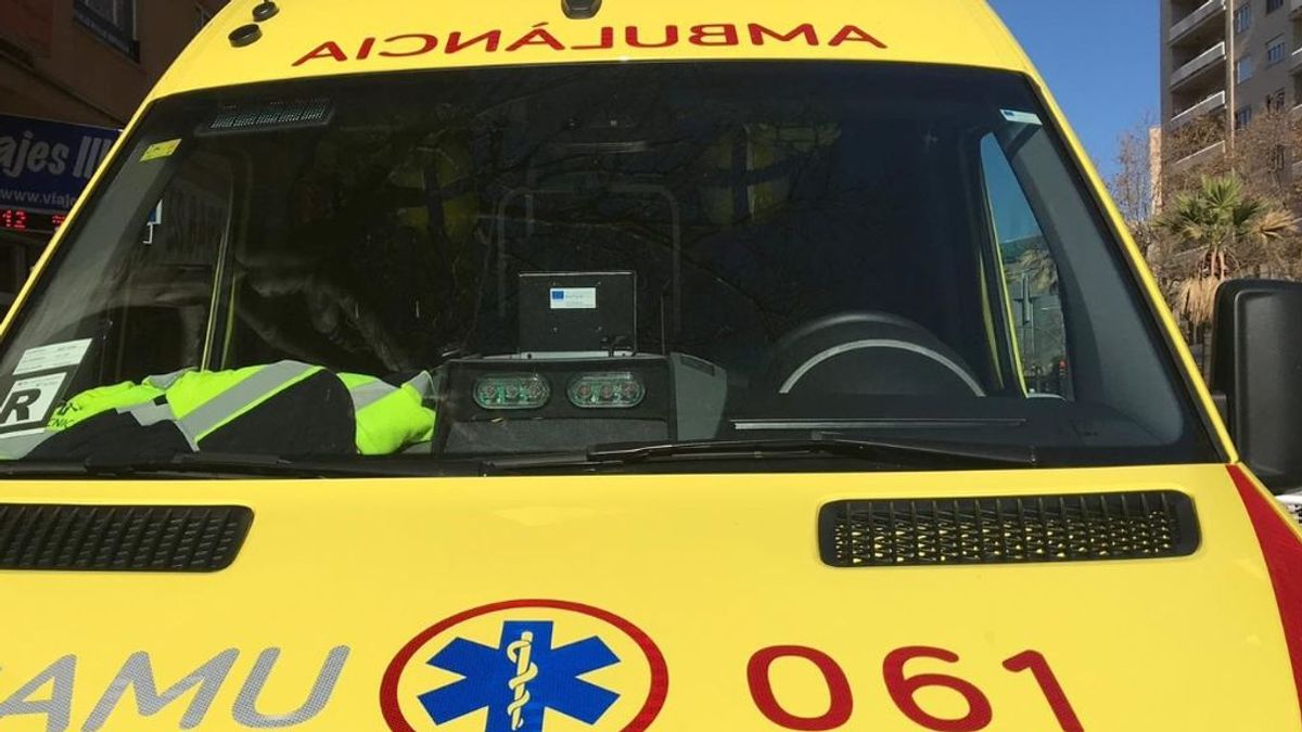 Un joven de 23 años en la UCI tras precipitarse desde el parking del Aeropuerto de Ibiza