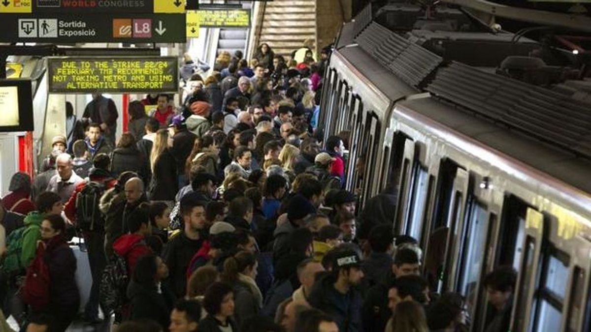 Los empleados del Metro de Barcelona continúan la huelga contra la gestión del amianto