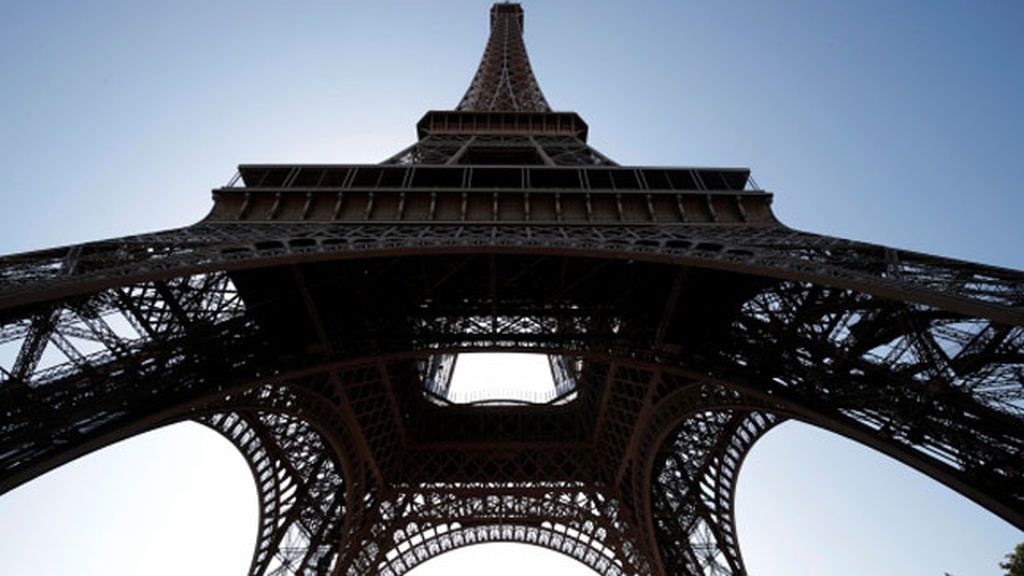 Cierran la Torre Eiffel por la presencia de un hombre escalando
