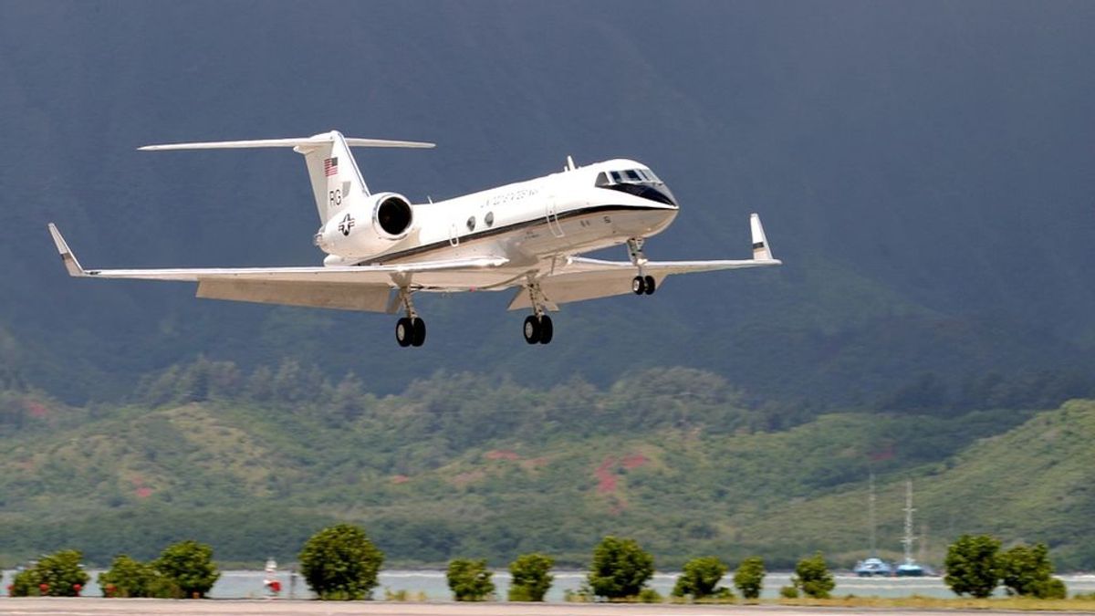 Un multimillonario mantiene relaciones sexuales con una menor en su avión privado poniendo el piloto automático