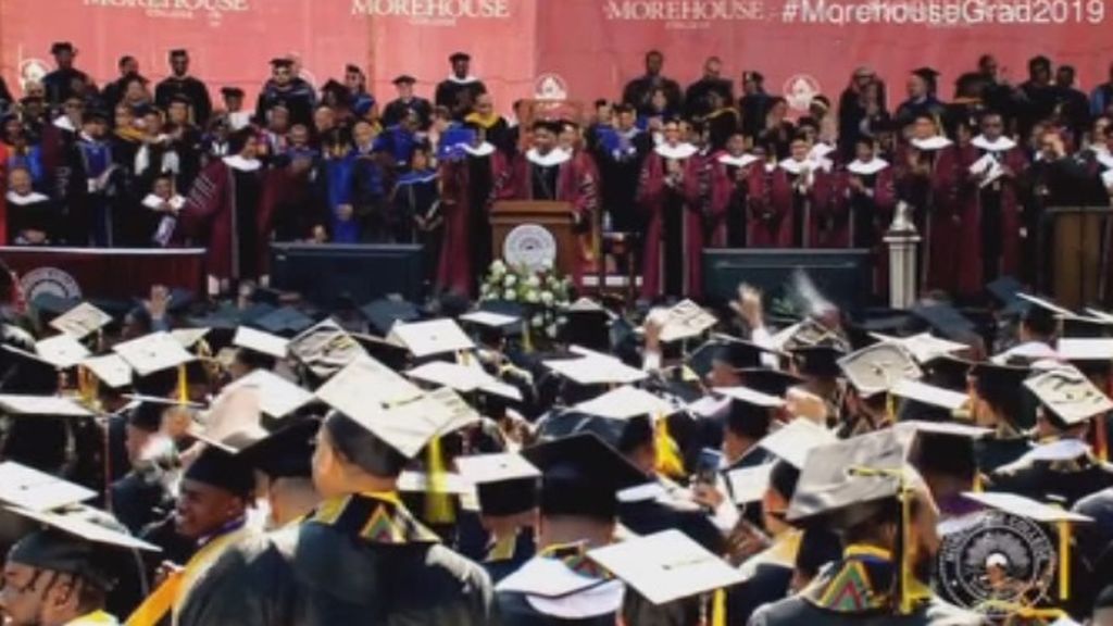 Un millonario anuncia durante una graduación que pagará las deudas de los estudiantes