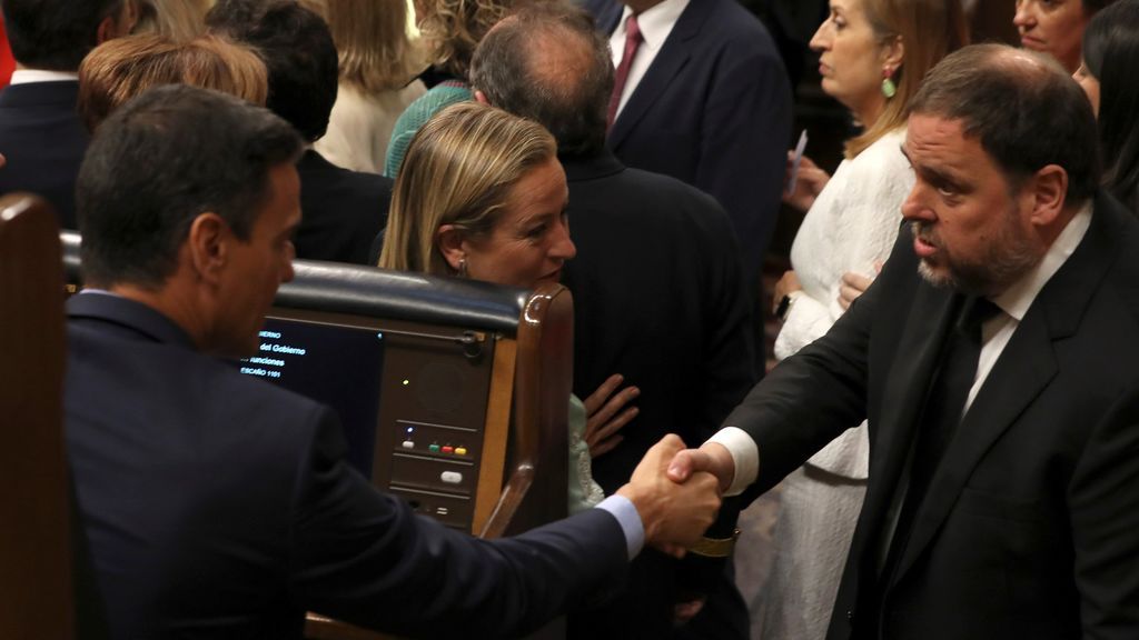 El frío saludo entre Sánchez y Junqueras en el Congreso