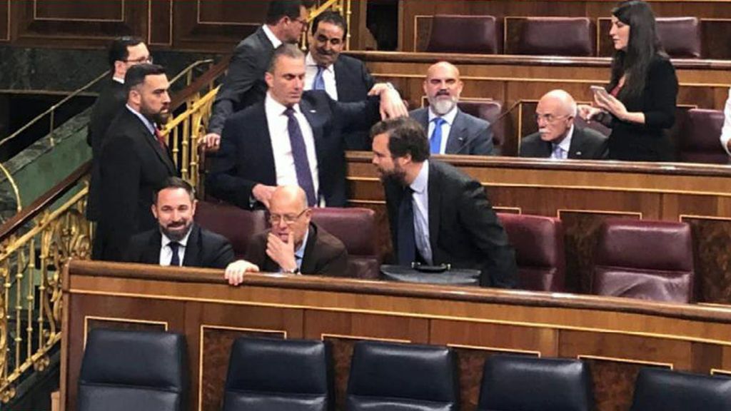 Santiago Abascal se ha sentado detrás del escaño de Pedro Sánchez en el Congreso