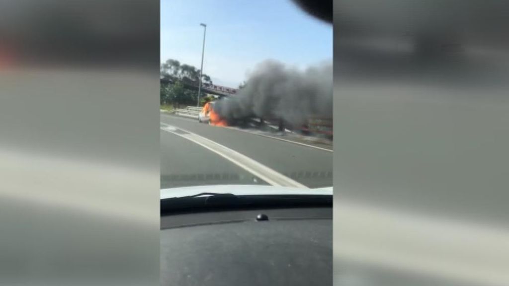 Una furgoneta recorre 100 metros envuelta en llamas sin conductor