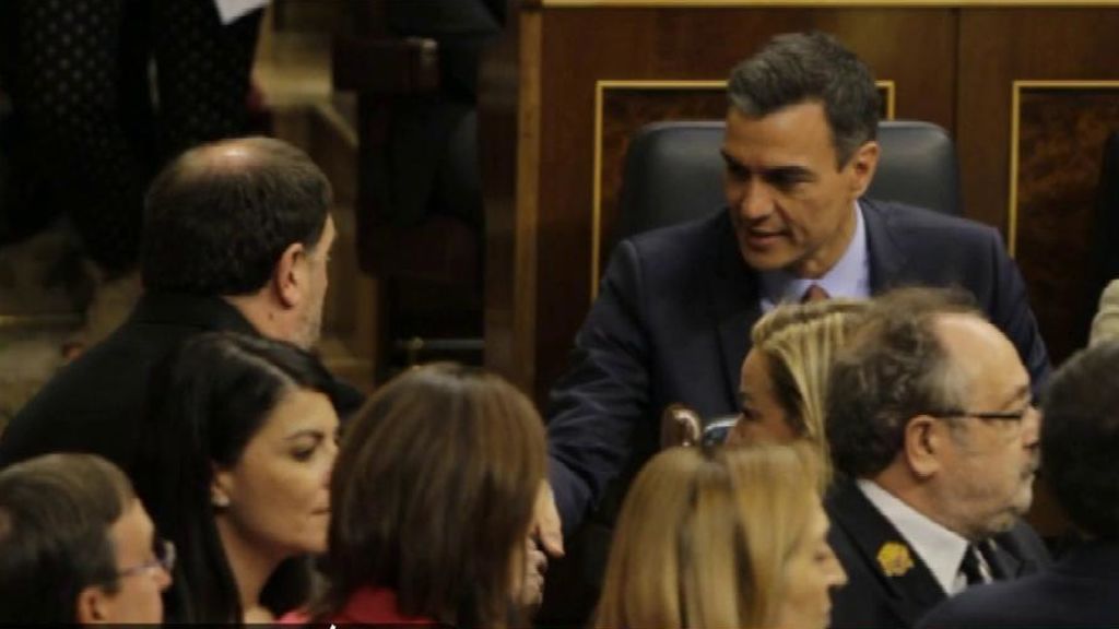 Las imágenes del saludo entre Pedro Sánchez y Oriol Junqueras en el Congreso