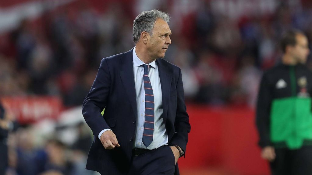 Joaquín Caparrós deja el banquillo del Sevilla pero seguirá ligado a la entidad Joaquín Caparrós deja el banquillo del Sevilla pero seguirá ligado a la entidad