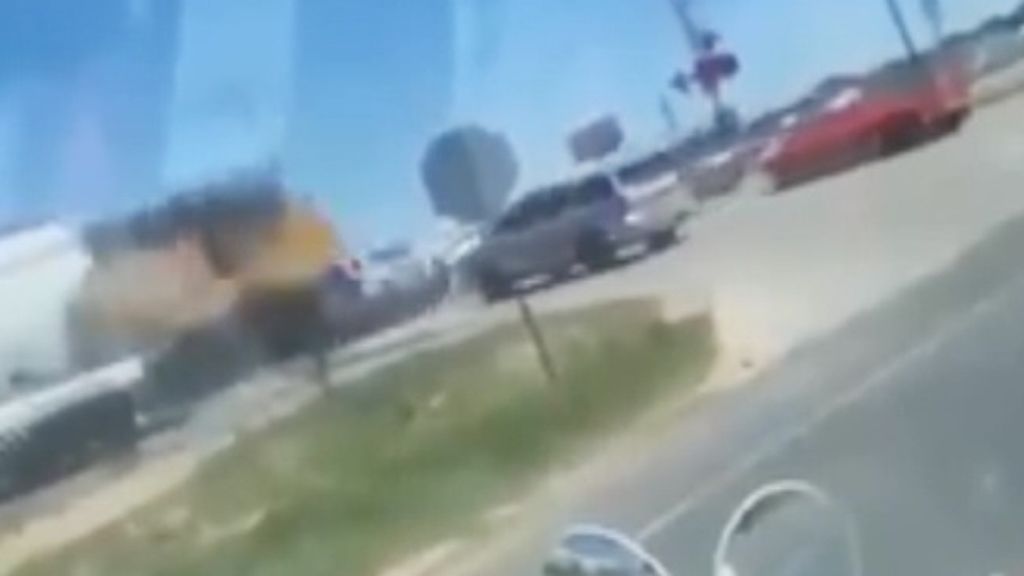 Impactantes imágenes de un coche patrulla arrollado por un tren en Texas