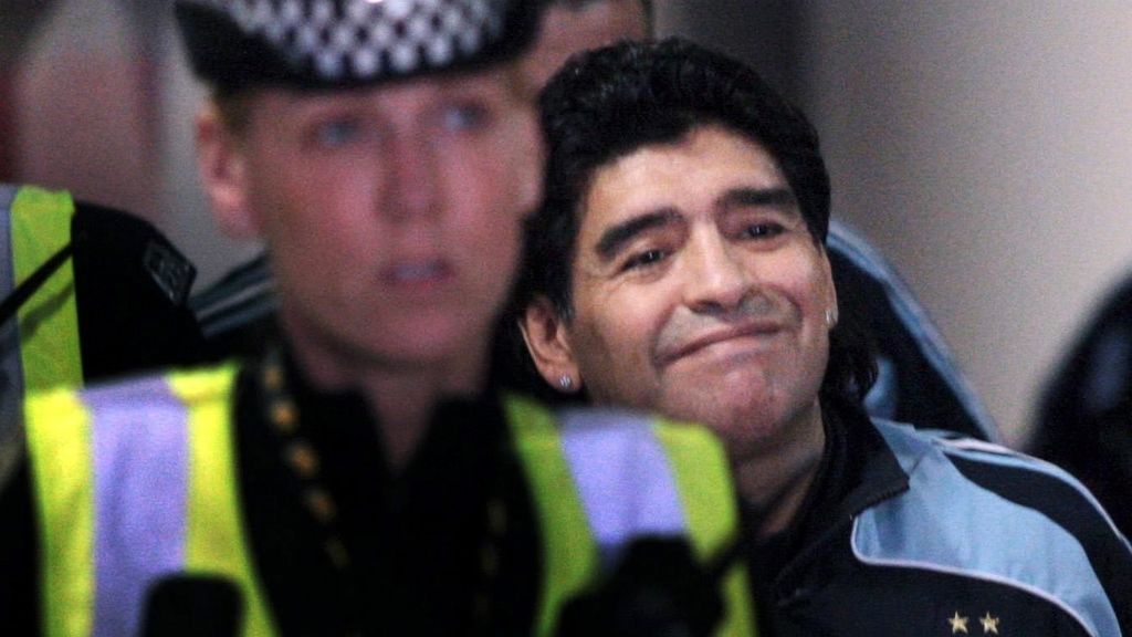 Detienen a Maradona tras aterrizar en Argentina por una denuncia de su ex pareja Detienen a Maradona tras aterrizar en Argentina por una denuncia de su ex pareja