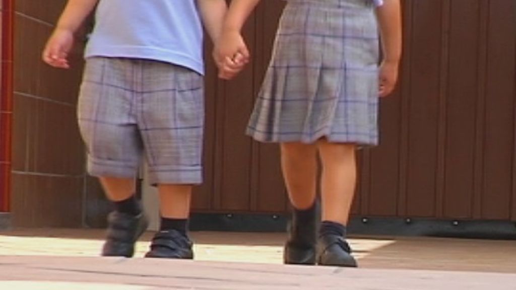 Los alumnos de un colegio concertado de Madrid piden que las chicas puedan llevar pantalón a clase
