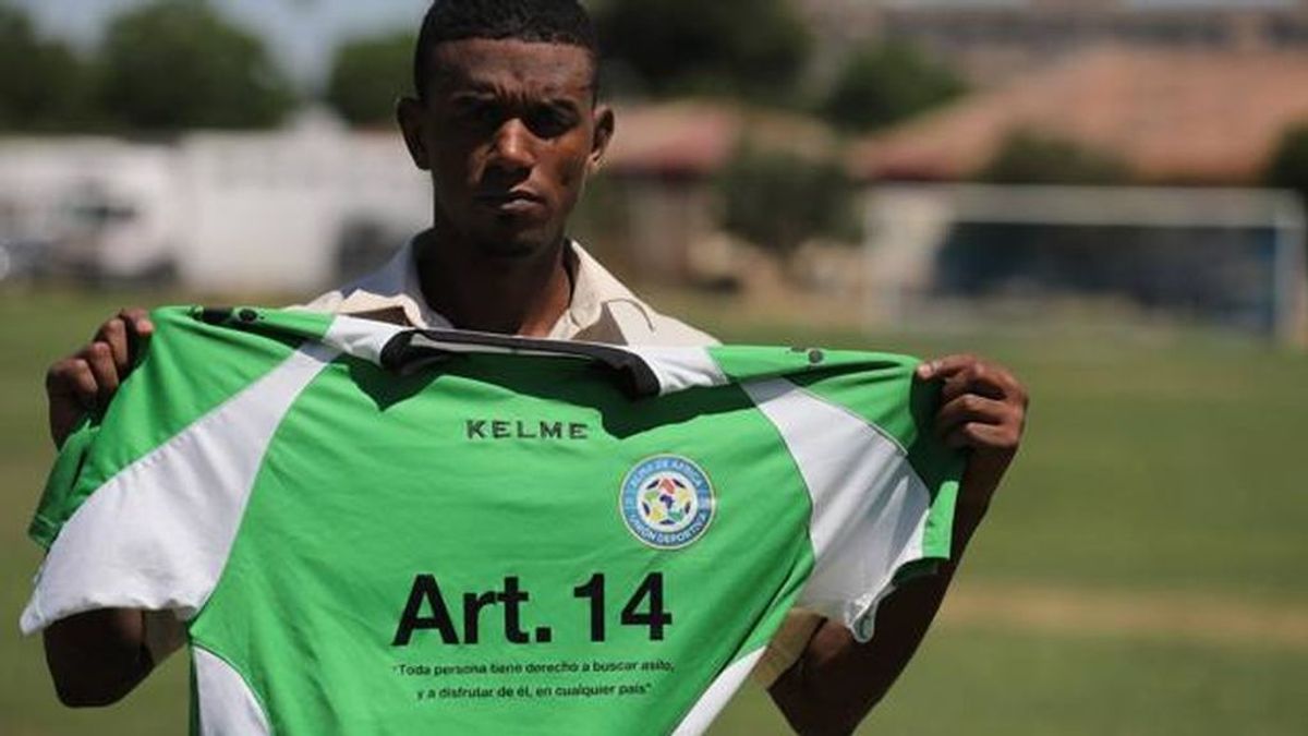 Un gol al racismo: Un equipo de fútbol de doce nacionalidades lucirá en sus camisetas los insultos que reciben durante los partidos Un gol al racismo: Un equipo de fútbol de doce nacionalidades lucirá en sus camisetas los insultos que reciben durante los partidos