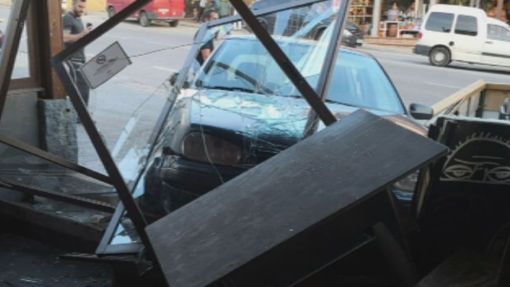 Un coche se estrella contra la fachada de un bar en Granada