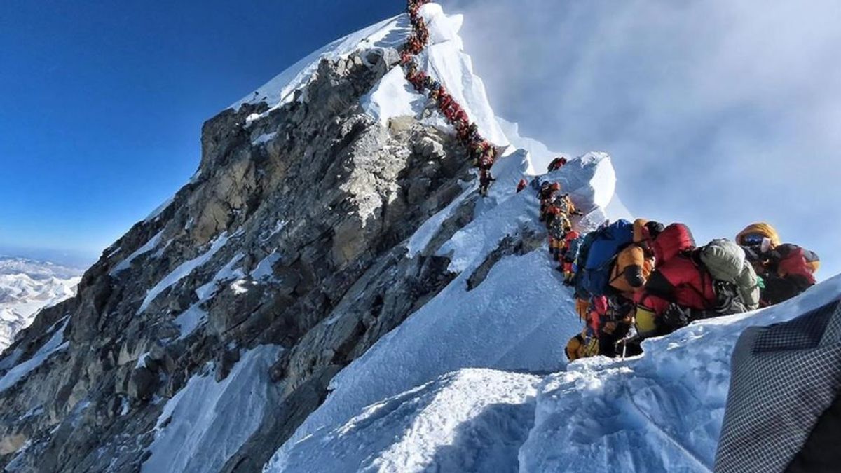 La foto que debe abrirnos los ojos: La moda de escalar el Everest mata y lo convierte en un basurero