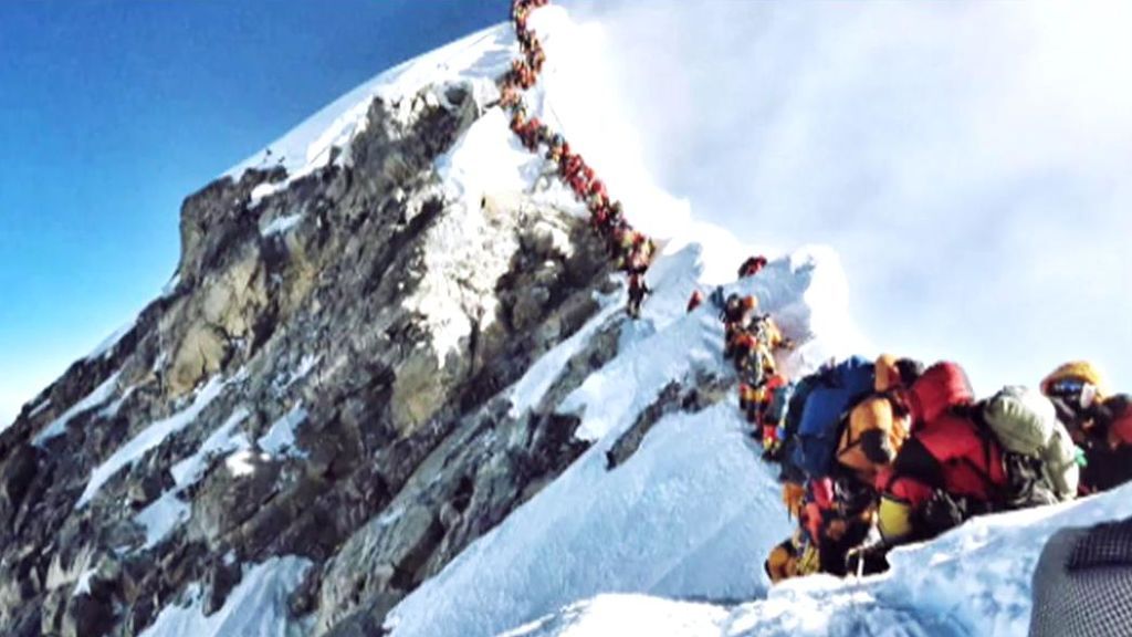 Las vergüenza del Everest: cinco personas fallecen al intentar hacer cumbre entre más de 200 turistas